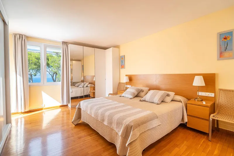 Sun-drenched villa on the first sea line with holiday rental licence — photo 11