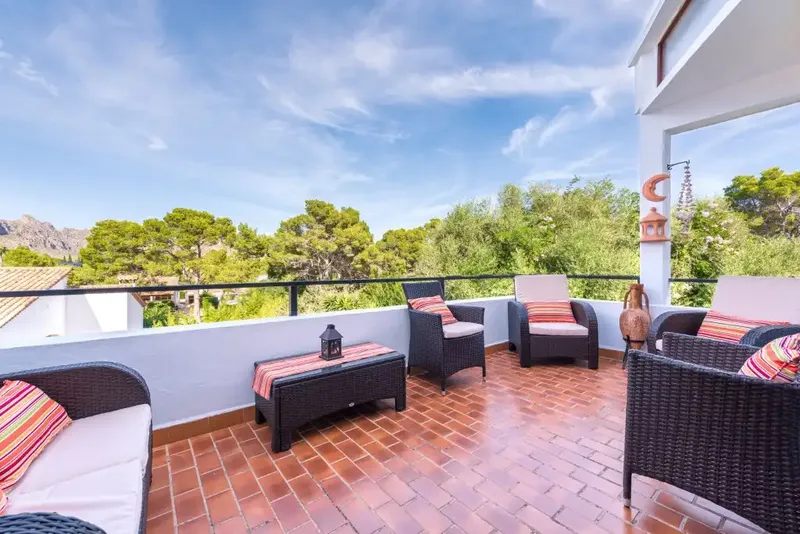 Presented exclusively by Balearic Properties, this charming house is located in the highly sought-after area of Gotmar, Puerto Pollensa. — photo 2