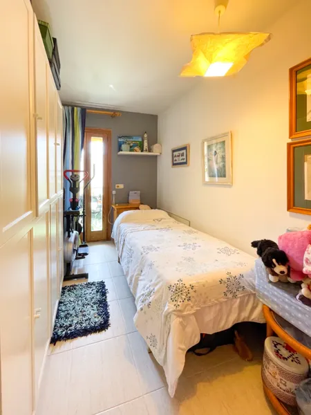 Sunny 2-bedroom apartment with private parking — photo 12