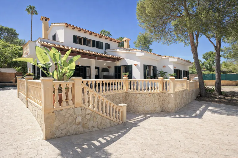 Investment villa with large plot and renovation potential in Nova Santa Ponsa — photo 2