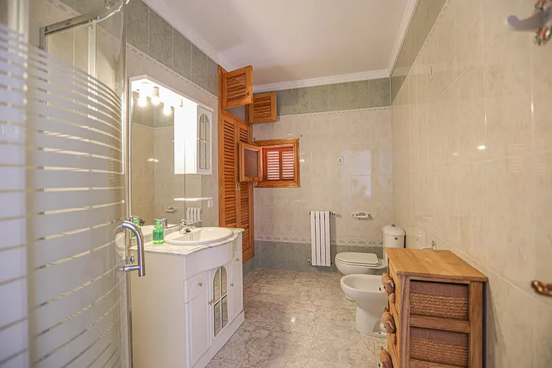 Lovely villa with garden and pool in a prestigious location in Santa Ponsa — photo 9