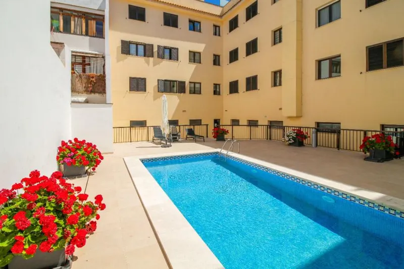 Sold by our company Great size 4 bedroom apartment with lift and swimming pool on the main square of Puerto Pollensa — photo 2