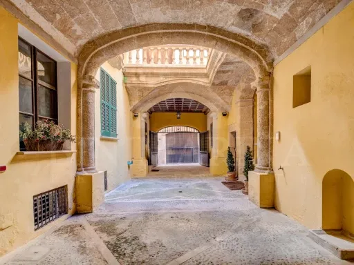 Grand historic building for sale in Palma's old town with patio, garage, lift and terrace with panoramic views — photo 1