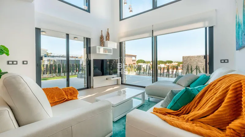 Villa for sale in Colònia de Sant Pere — photo 1