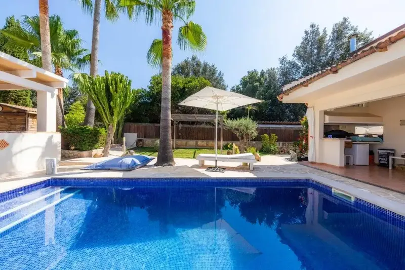 Discover this elegant and modern villa for sale in Crestatx, an exclusive and quiet residential area just minutes from Pollensa, in the north of Mallorca. — photo 2