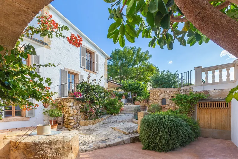 Majestic villa with pool and garden near Palma for rent — photo 1