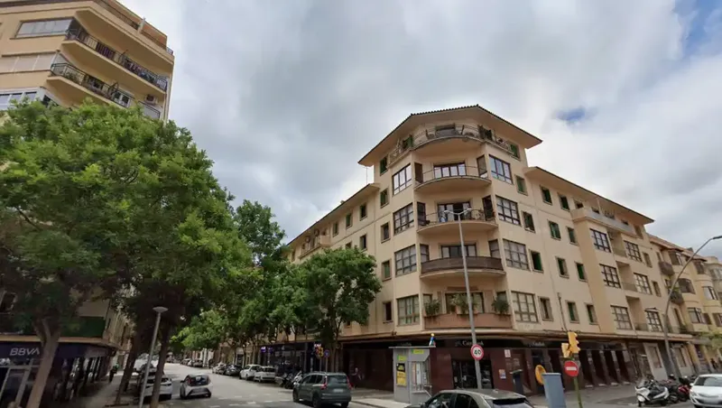 Apartment at auction of 183m2 with direct access from Calle Juan Alcover, in this city. Bordered: at the front, by said street; on the right — photo 1