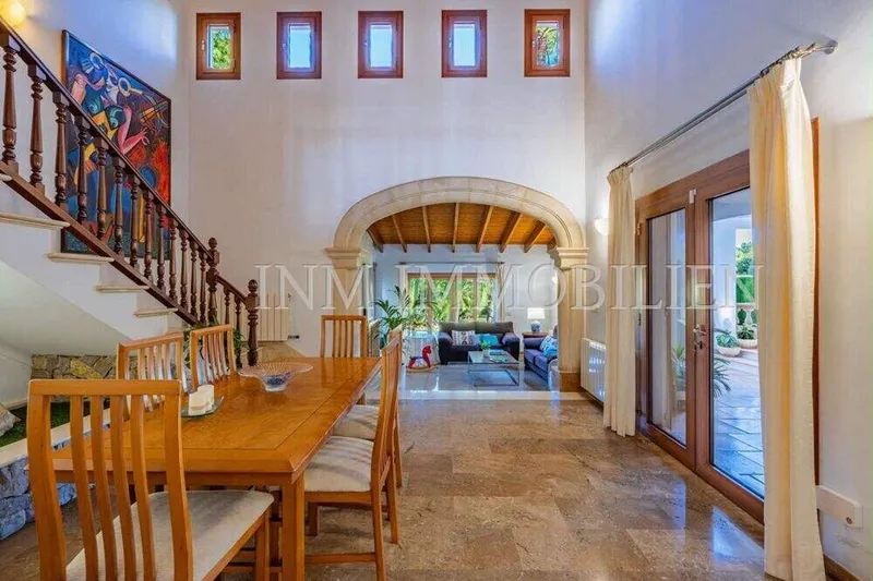 300m² detached house with 6 rooms, garden & pool for sale — photo 4