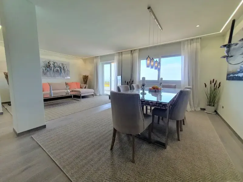Ideally located in Cala Major, just minutes from the lively capital Palma, this magnificently renovated apartment offers — photo 12