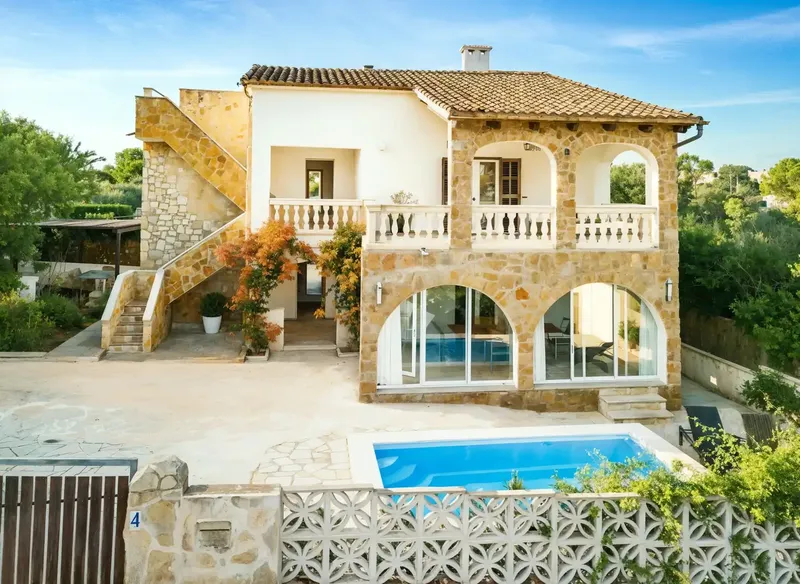 This lovingly renovated house with two separate residential units is located above the beautiful bay of Cala Santanyí — photo 4