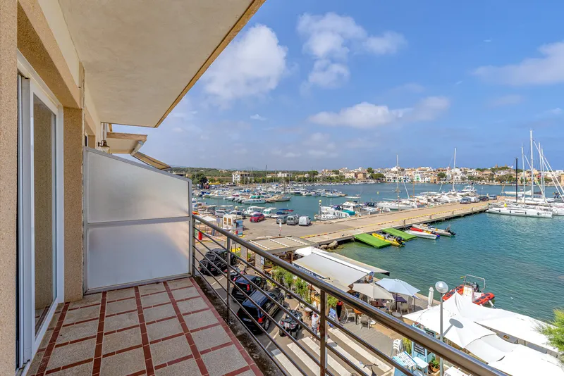 Penthouse in Portocolom - Large balcony with harbour views — photo 3