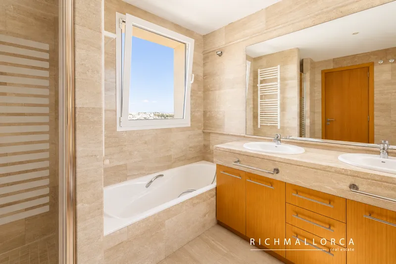 Penthouse with panoramic rooftop terrace and sea views in Illetas — photo 12