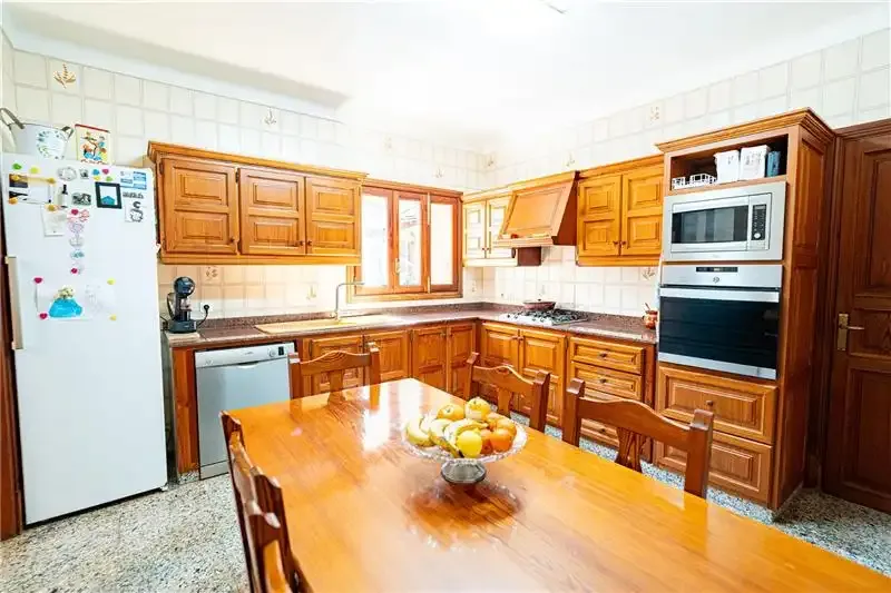 Detached house with pool on plot of approx. 453m2, 334m2 approx., 3 living rooms, fireplace, furnished and equipped kitchen with wood oven and bar — photo 8