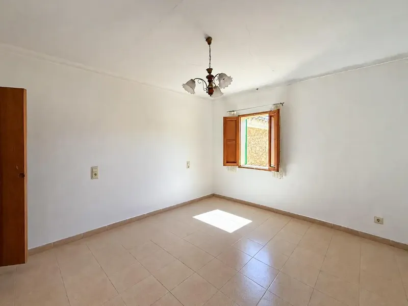 Bienvenidos a esta casa de pueblo en estado original, que ofrece una excelente oportunidad para personalizar su nuevo hogar. — photo 3