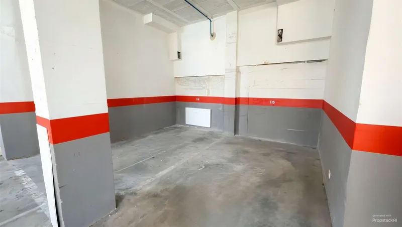 Secure underground parking space with an automatic garage door — photo 3