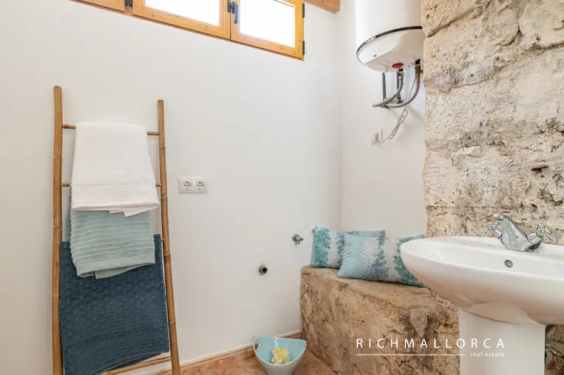 Stone house with character with fine views — photo 10