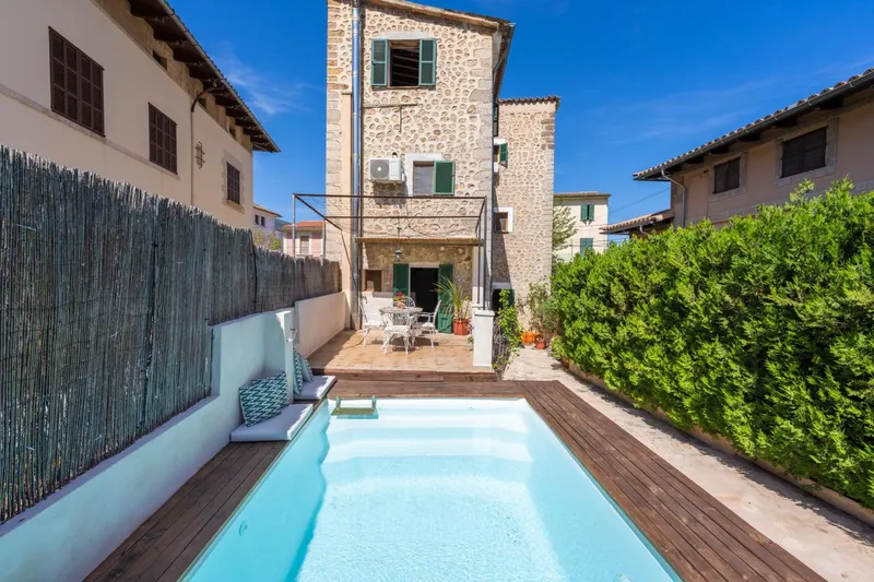 Semi-detached house with pool near the center — photo 10