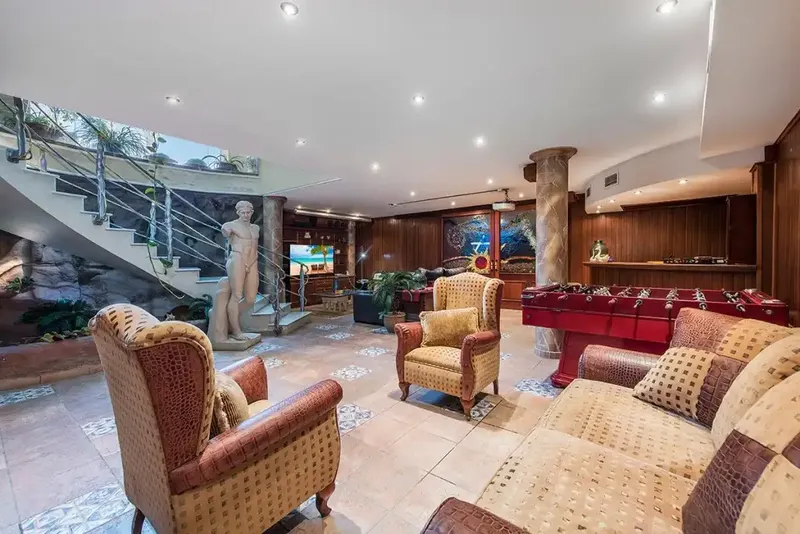 Built in 2003, this impressive property is situated on a corner plot in an elevated position, allowing impressive views — photo 8