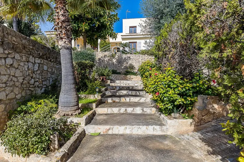 Ubicada en la prestigiosa zona residencial de La Bonanova, esta elegante villa disfruta de agradables vistas al mar y un entorno tranquilo y — photo 10