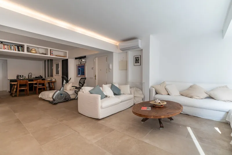 Price Reduction! Spacious Renovated Two-Bed Apartment in Blanquerna with Lift and Outside Space — photo 12