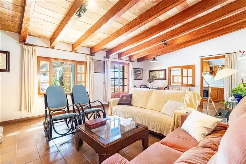 Rustic Mallorcan finca on a plot of 8,750 m², offering a charming 175 m² single-story home, plus a — photo 8