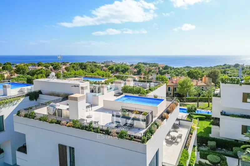 Modern penthouse with sea view, roof terrace and pool in exclusive residential complex — photo 1