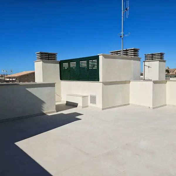 Penthouse for sale with 3 bedrooms with wardrobes and 2 bathrooms with furnished kitchen with hob, hood, dishwasher, fridge-freezer, laundry room — photo 1