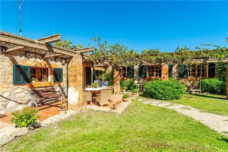 Rustic Mallorcan finca on a plot of 8,750 m², offering a charming 175 m² single-story home, plus a — photo 3
