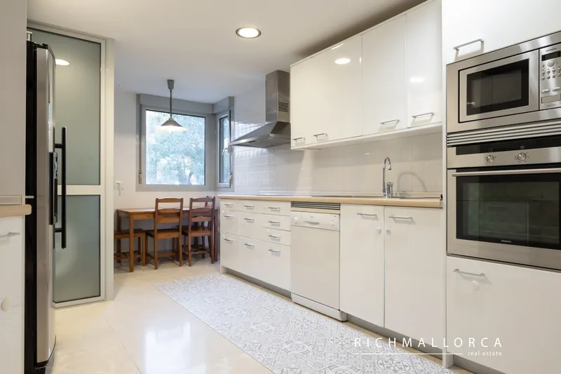 Spacious flat in a modern community with swimming pools and paddle tennis courts — photo 10