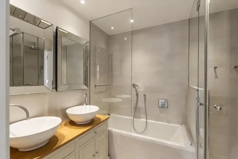 This beachfront apartment with a magnificent presentation is located on the famous Pine Walk and enjoys impressive — photo 12
