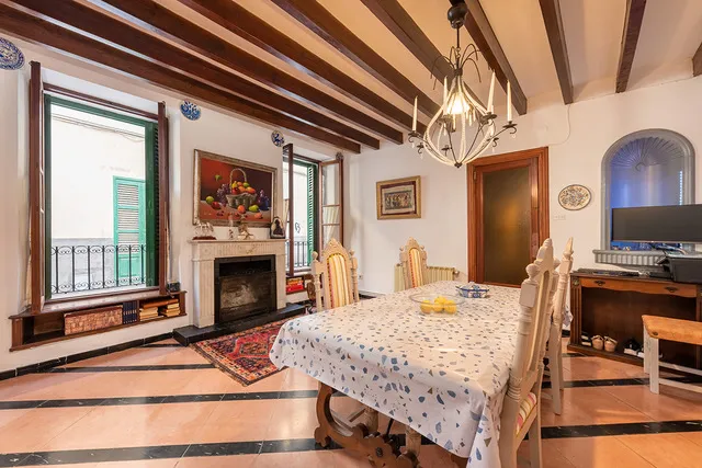 Centrally located manor house with courtyard and garage in Sóller — photo 10
