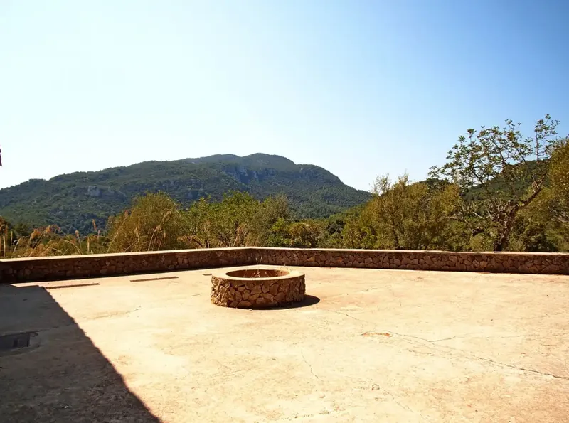 Beautiful Stone House with 80cm walls, on a rustic estate of approx. 33,000m2, has cistern water, Endesa electricity, distributed in — photo 6