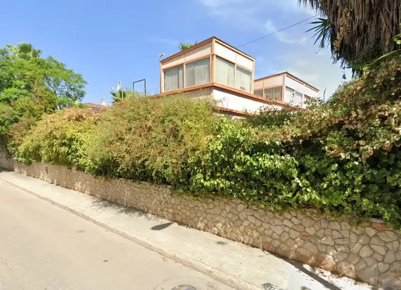 Chalet for sale with squatters in Amanecer area — photo 1
