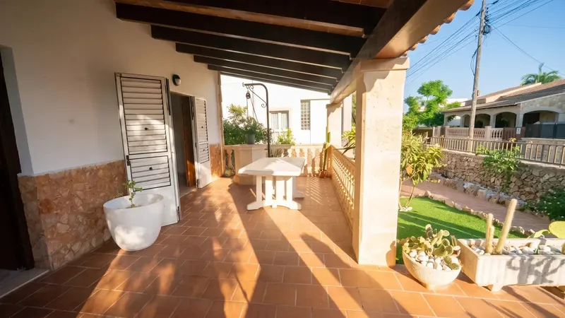 Descubre esta acogedora vivienda unifamiliar orientada al sur, situada en el popular pueblo pesquero de Porto Colom, en la costa sureste de  — photo 3