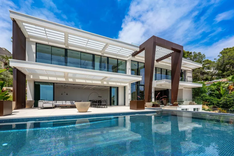 Luxurious designer villa with magnificent sea views — photo 1