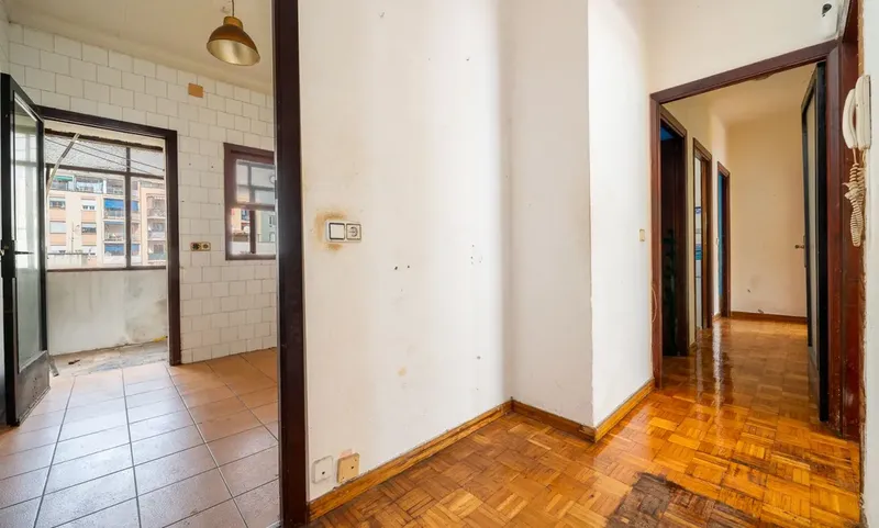Opportunity to renovate! Fourth floor without elevator... — photo 1