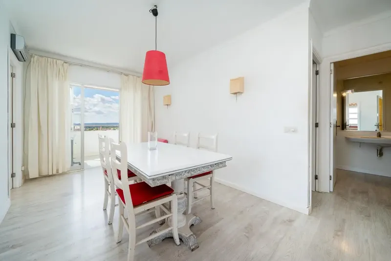 The property has 128 m2 built distributed in a spacious living-dining room, 4 bedrooms, 2 full bathrooms, 1 toilet, independent kitchen — photo 10