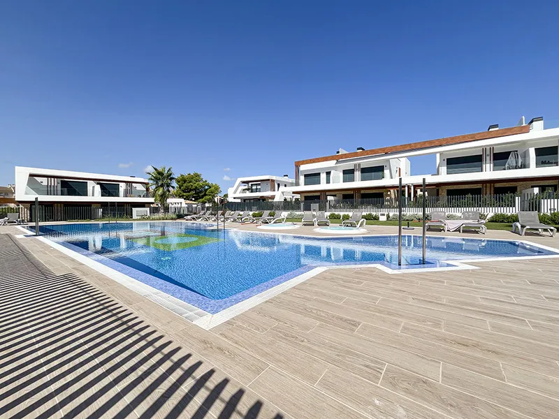 New modern terraced house in a popular residential complex in Cala Ratjada — photo 1