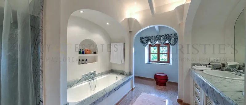 Country estate in Son Macia with 2 main houses and outbuildings pool and partial sea view — photo 10