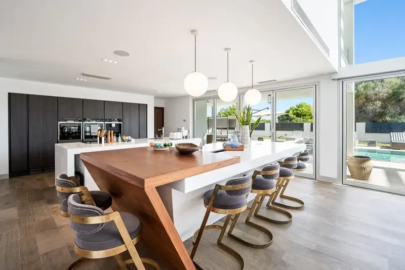 Esta impresionante villa contemporánea en venta está situada en el tranquilo enclave de Llenaire, ofreciendo una rara combinación de espacio — photo 11