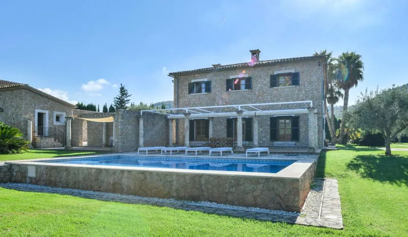 UNA VILLA ÚNICA EN ALARÓ: 22.000 M² DE NATURALEZA, PRIVACIDAD Y TRANQUILIDAD — photo 1