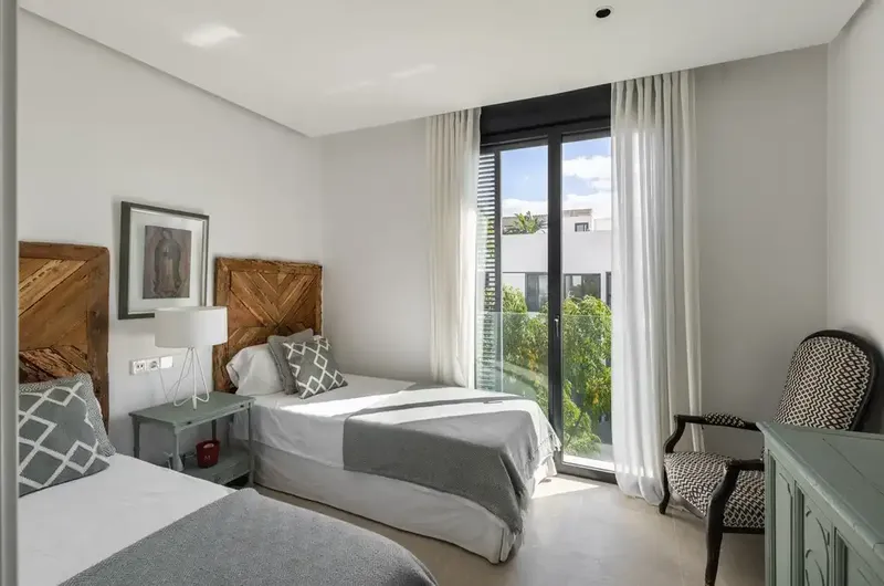 Fully furnished penthouse with private rooftop pool — photo 12