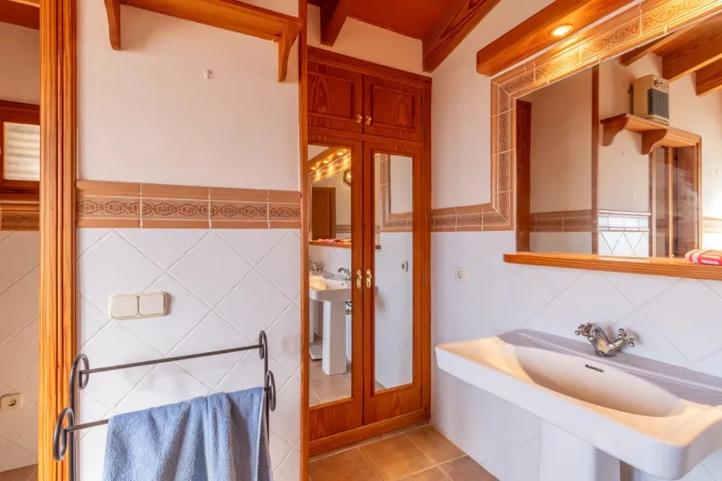 Large 3,500m² plot with dwelling, warehouse and great potential — photo 9