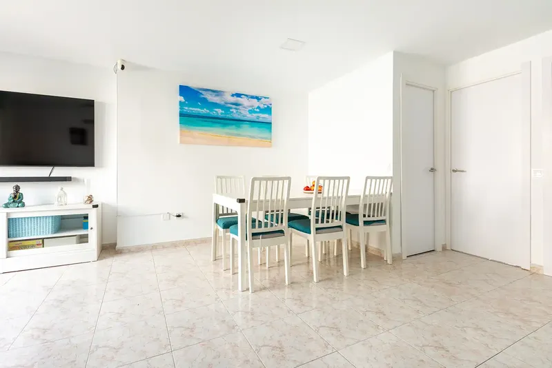 Bright renovated 3-bedroom apartment in La Soledad Sur — photo 9