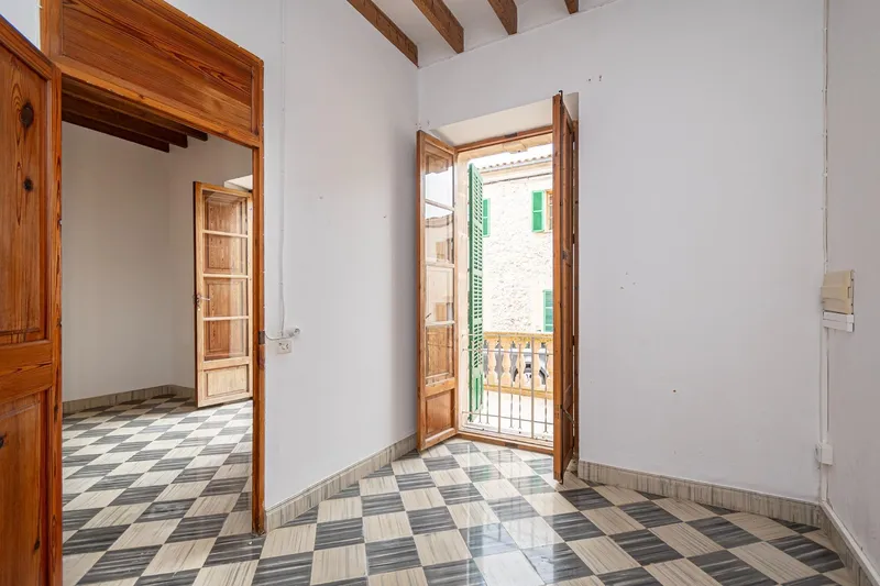 Village house in the center of Costitx with renovation potential — photo 10
