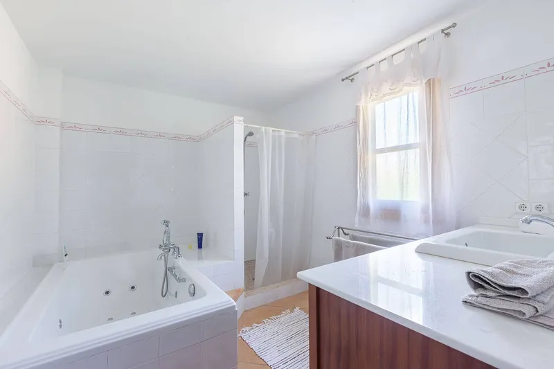 Investment property: Mediterranean estate with versatile uses — photo 11
