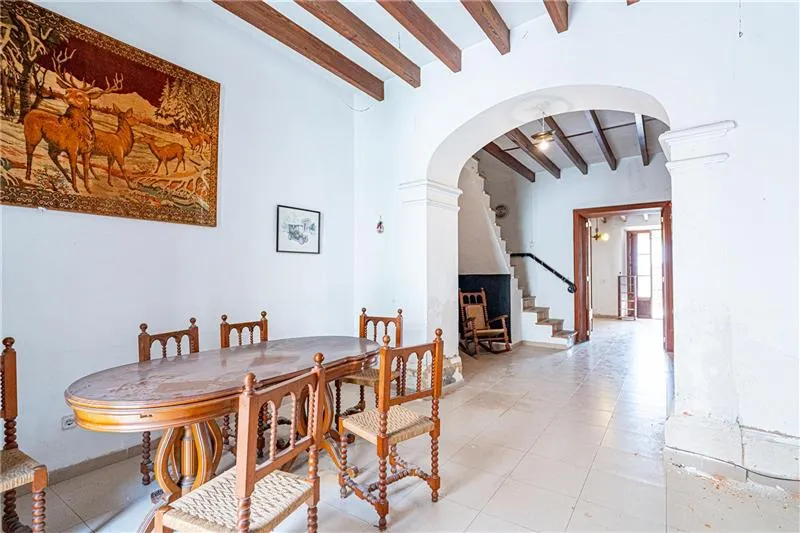 A 526 m² stately home on a plot of approximately 575 m² in the historic centre of Llucmajor — photo 2