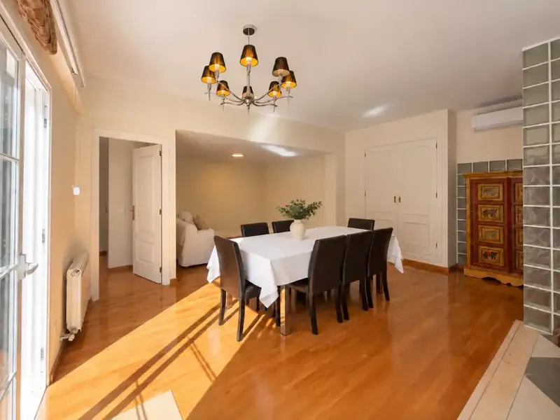 Situado en Palma, a tan solo dos minutos a pie de Porto Pi, este amplio apartamento ofrece aproximadamente 90 m² de superficie habitable y u — photo 1