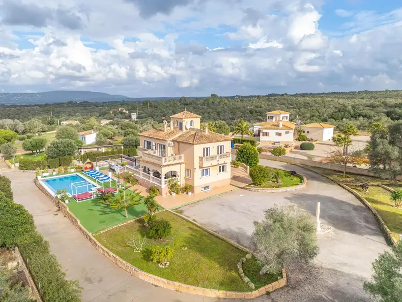 In the heart of S'Aranjassa, on an impressive rustic plot of 7,706 m2, stands this unique property, a one-of-a-kind residence that — photo 1