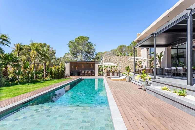 Exceptional designer villa in a quiet residential area near the coast — photo 2